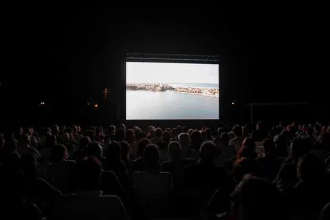 Piccolo, Grande, Infinito Mare — la proiezione, la costa vista dall'alto